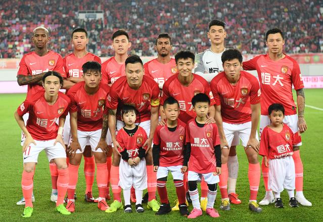 《剑星》体模申才恩新美图赏：肌肤白皙眼神勾人！