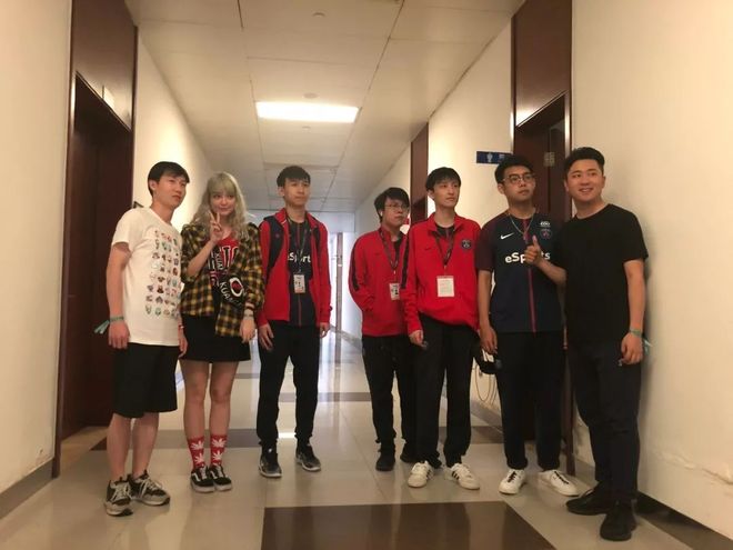 首席执行官 Bestia 展示了团队所有玩家的签证——社区支持俱乐部